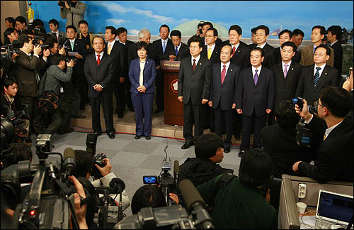 김한길 전 원내대표와 강봉균 전 정책위의장을 비롯해 조배숙, 이종걸, 조일현 등 열린우리당 의원 23명이 6일 오전 9시 20분 국회에서 기자회견을 갖고 집단 탈당을 선언했다. 